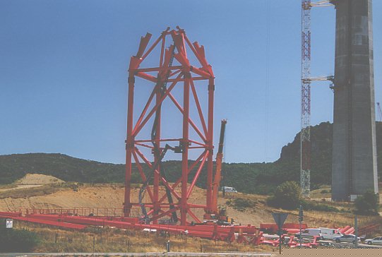 Une pal�e provisoire en cours de montage. Derri�re, une pile d�finitive en construction.